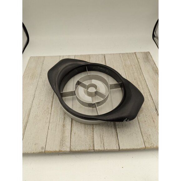 Pampered Chef #3 Pineapple Wedger Corer Cutter Slicer 2416 W/ Blade Guard Cover - Picture 1 of 5